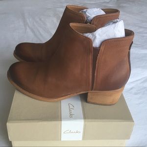 NWT Clark’s Maypearl Ramie Tan Leather Booties 9